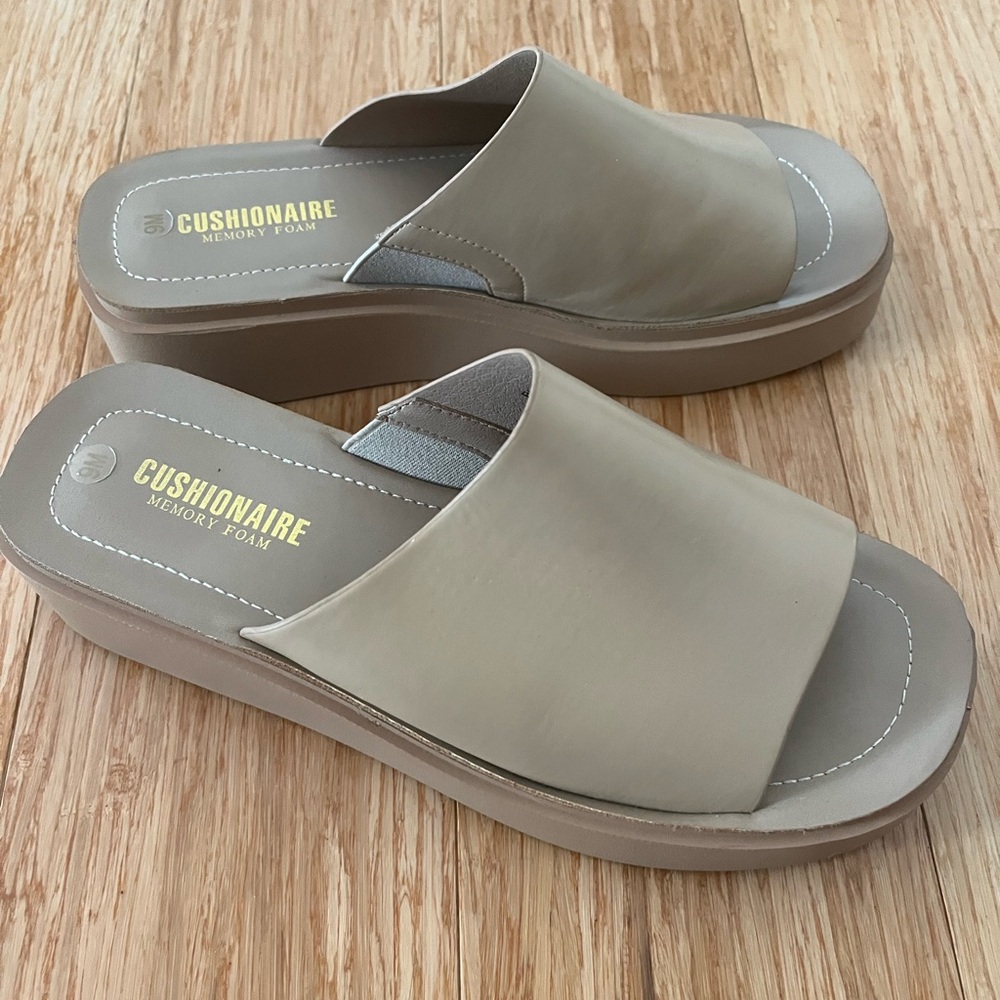 Cushionaire Size 9 Beige Slide Sandals